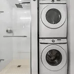 New Stylish 1Br Apartment With Bbq And Situated Close To The Falls And Can Sleep 4 Guests