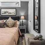 New Stylish 1Br Apartment With Bbq And Situated Close To The Falls And Can Sleep 4 Guests